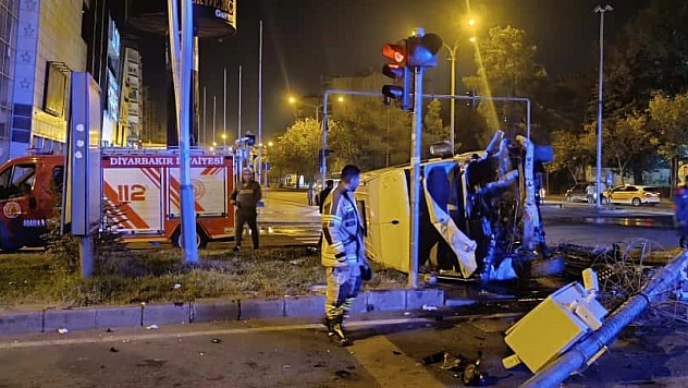 Minibüs devrildi: 4 yaralı