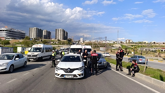 Minibüs ile iki otomobil çarpıştı: 1 yaralı