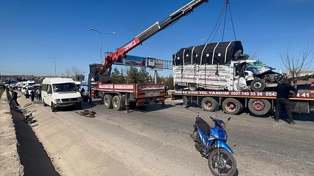 Minibüs ile kamyonet çarpıştı: 4 yaralı