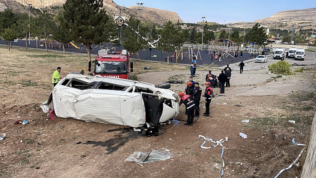 Minibüs istinat duvarından uçtu: 4 yaralı