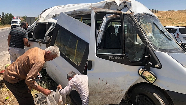 Minibüs takla attı: 1'i ağır 5 yaralı