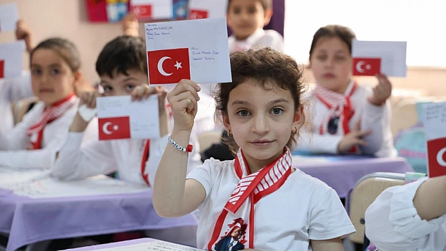 Minik eller yiğit yürekler için mektup yazdı
