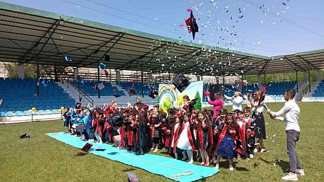 Minikler kep attı