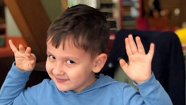 Küçük çocuk bağış bekliyor