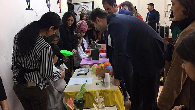 Minikler sergi açtı