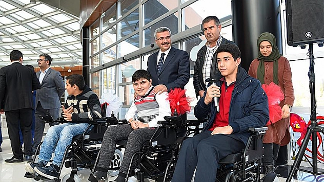 43 engelliye akülü tekerlekli sandalye