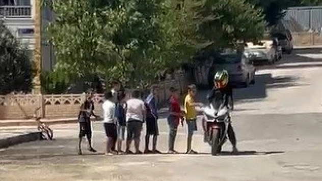Motorcudan çocuklara küçük bir jest!