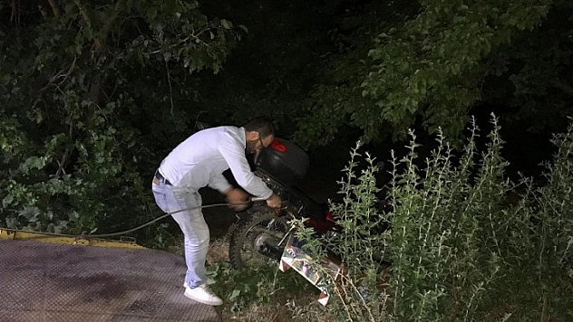Motosiklet devrildi 3 yaralı