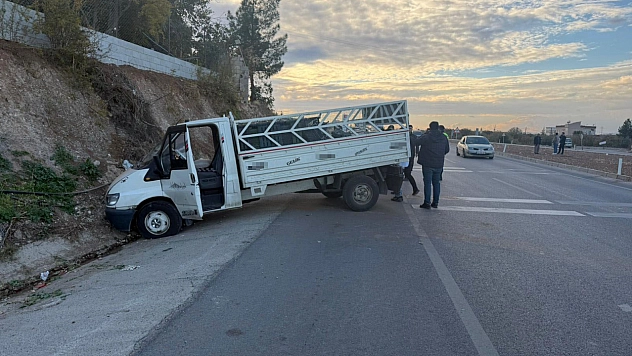 Motosiklet ile kamyonet çarpıştı: 1 ölü