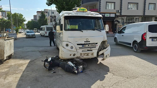 Motosiklet ile şehir içi minibüs çarpıştı: 1 yaralı