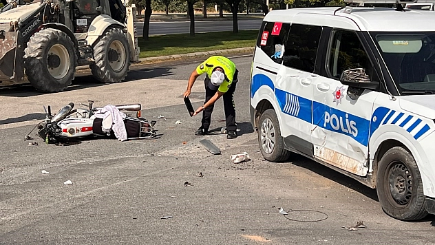 Motosiklet polis aracı ile çarpıştı: 2 yaralı