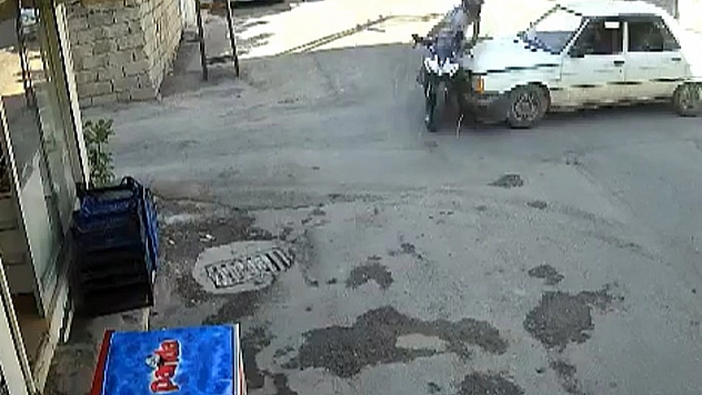 Motosiklet sürücüsü metrelerce havaya fırladı