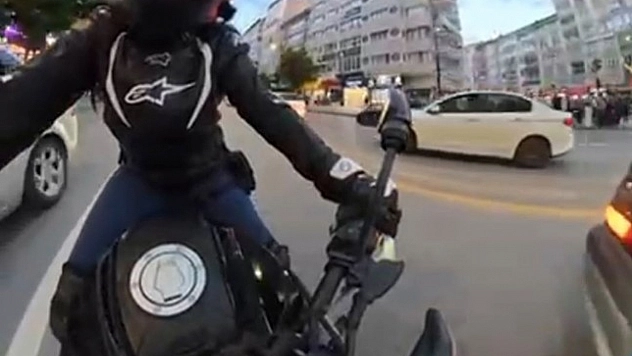 Motosiklet sürücüsü otomobile çarparak takla attı