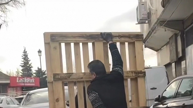 Motosiklet üzerinde palet taşıdı