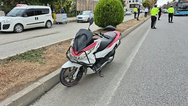 Motosiklet yayaya çarptı: 1'i ağır 2 yaralı