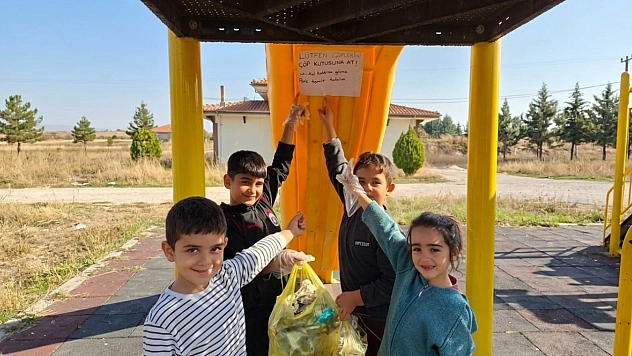 Muhtar çocuklarla sahaya indi! Sokaklar karış karış temizlendi!