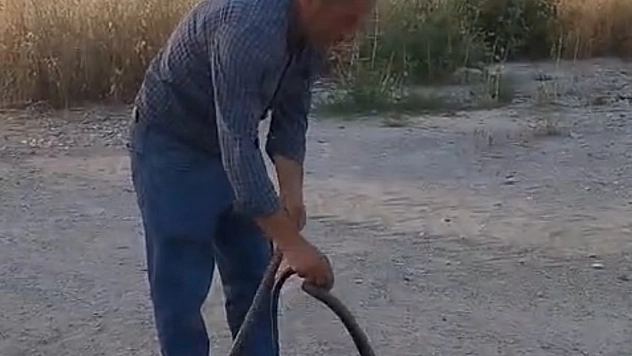 Malatyalı muhtar, evlere giren yılanları eliyle yakalıyor