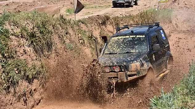 Nefes kesen Off-Road yarışı: Araç takla attı