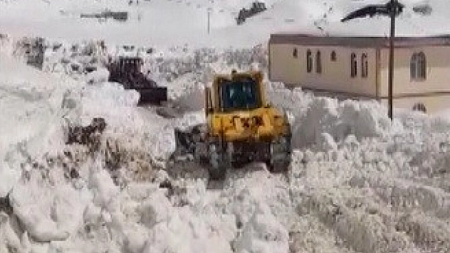 Nemrut'ta kar 5 metreyi buldu! Yol açma çalışmaları sürüyor