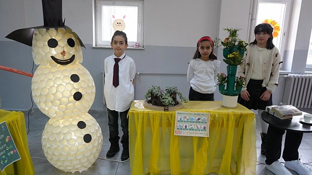 Öğrenciler atıklardan sanat eseri yaptı