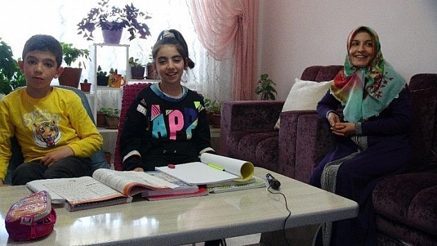 Öğrenciler 'Evden çıkmayın' mesajı verdi