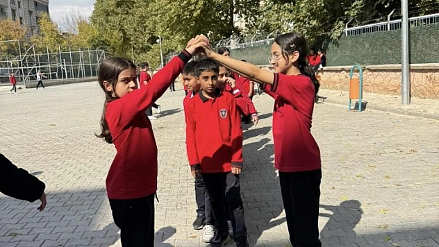 Öğrenciler geleneksel oyunlar ile eğleniyor