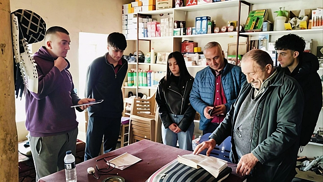 Öğrenciler harçlıklarıyla mahallelinin borçlarını ödedi