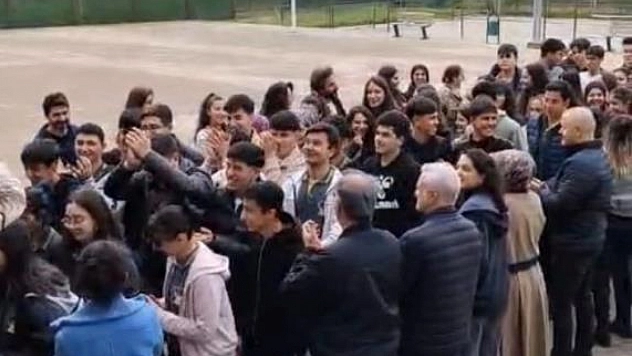 Öğrenciler, öğretmenlerini çiçeklerle karşılayıp sarıldı