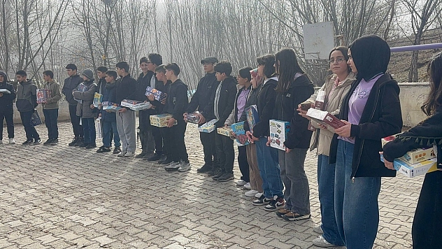 Öğrencilerden dostluk köprüsü: 130 kilometre öteye hediye taşıdılar...