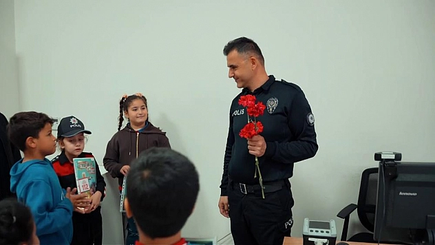 Öğrencilerden polislere anlamlı sürprizi