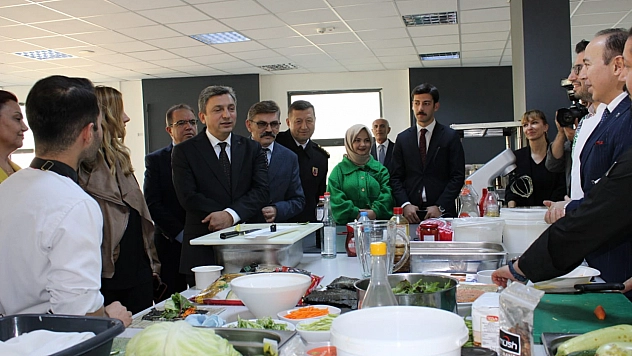 Öğrencilere sushi eğitimi