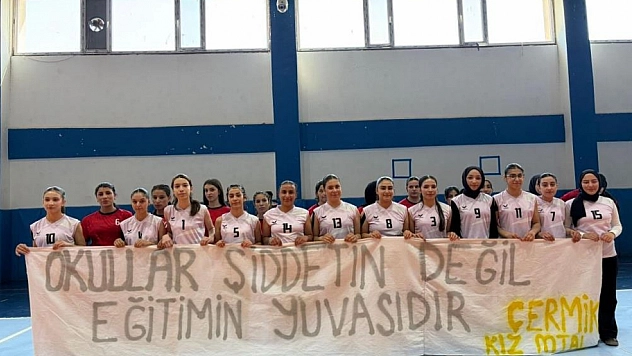 Öğrencilerin açtığı pankart duygulandırdı
