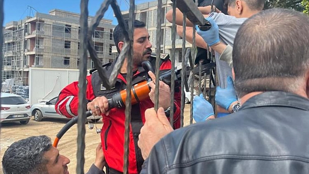 Öğrencinin koluna demir korkuluk saplandı