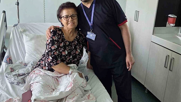 29 yıl sonra öğretmenini ameliyat etti