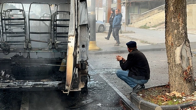 Okul servisi küle döndü, sürücüsü çaresizce izledi