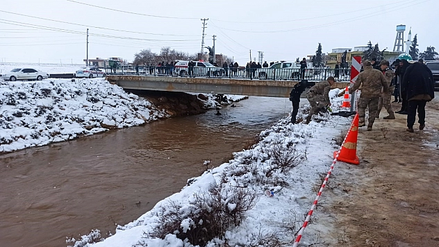 Okul Yolunda Kaza: Otomobil Sulama Kanalına Devrildi, 4 Kişi Kayboldu