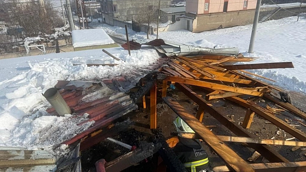 Okulda sobadan çıkan kıvılcım çatıyı tutuşturdu