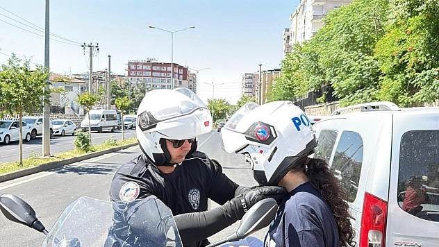 Okulları karıştıran öğrencilere polis yetişti