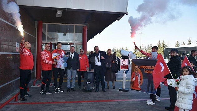 Olimpiyat fatihi çiçeklerle karşılandı