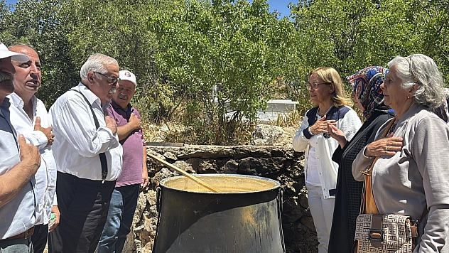 Onar'da aşure sofrası gönülleri buluşturdu