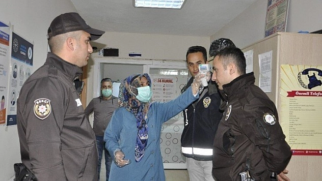 Önce ateşleri ölçülüyor