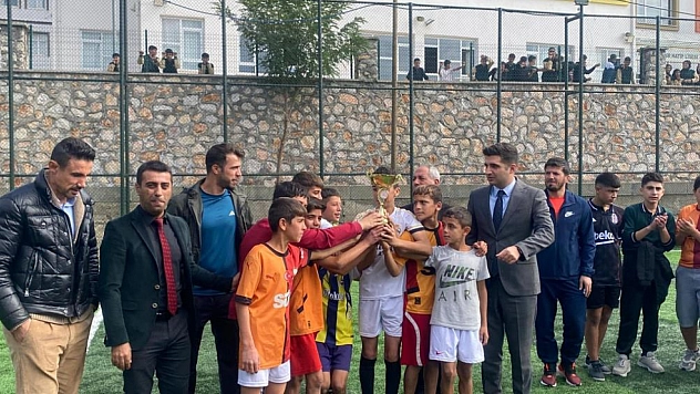 Ortaokullar arası futbol turnuvası sona erdi
