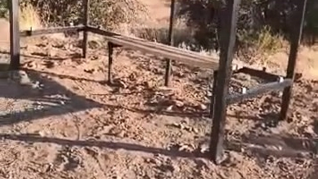 Otobüs durağının koruma plakalarını çaldılar