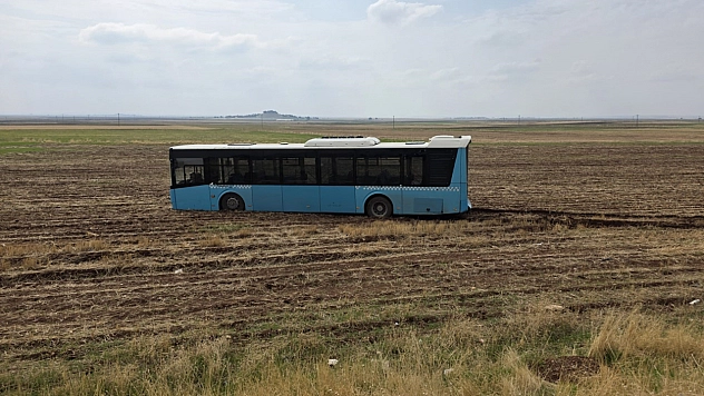 Otobüs yoldan çıktı, faciaya ramak kaldı