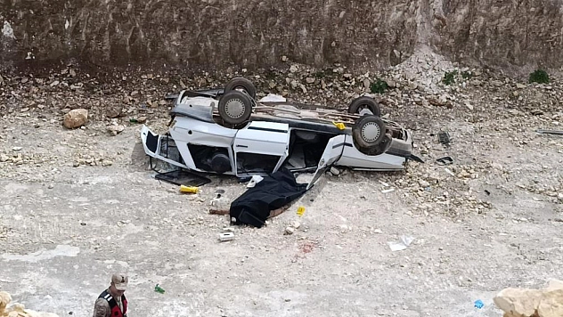Otomobil 10 metrelik çukura düştü: 1 ölü, 1 yaralı