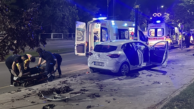 Otomobil aydınlatma direğine çarptı: 3 yaralı