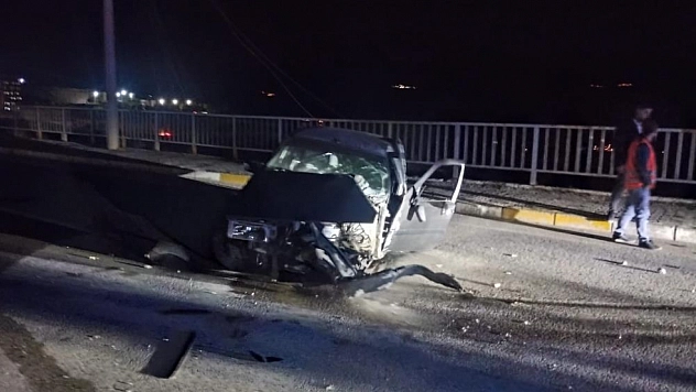 Otomobil aydınlatma direğine çarptı