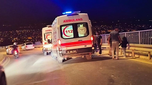 Otomobil bariyerlere çarptı: 4 yaralı