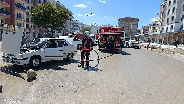Otomobil bir anda alev aldı