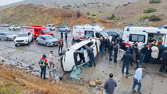 Otomobil devrildi 4 kişi yaralandı